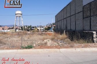 BLVD. ANACLETO GONZÁLEZ FLORES, frente al fraccionamiento Los Adobes
